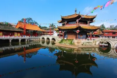Kunming porte du dragon, temple Huating et pavillo