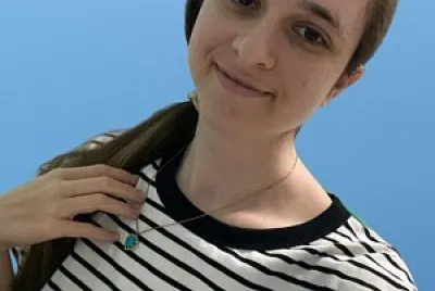 בחורה עם חולצת פסים