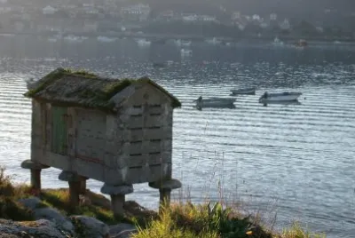 Horreo no outeiro. Ria de Aldan. Cangas. Galiza