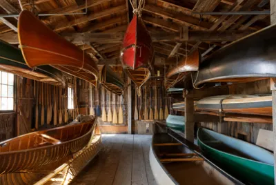 Kanus im Bootshaus