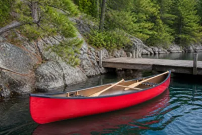 Rotes Tandem-Kanu