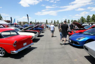 Corredor de carros do parque de diversões (grok)