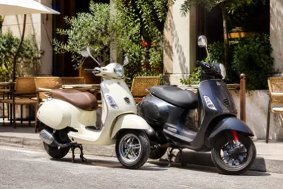 Scooters Cafe Curb(grok)