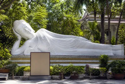 Giardino del Buddha sdraiato (grok)