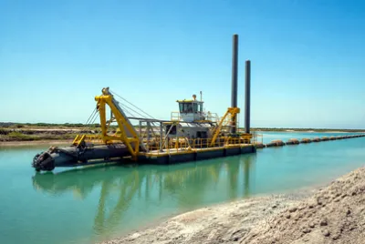 Draga de Canal Ensolarada