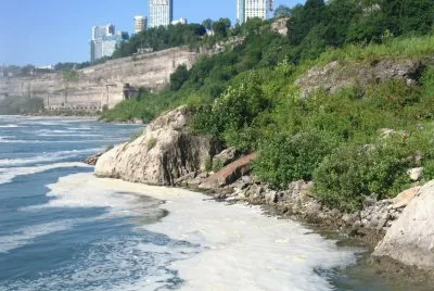 ORILLA DE LAS CATARATAS DEL NIAGARA