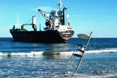 varado en la playa-valencia