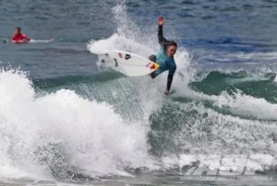 פאזל של Competing for Womens World Surfing Title-HB