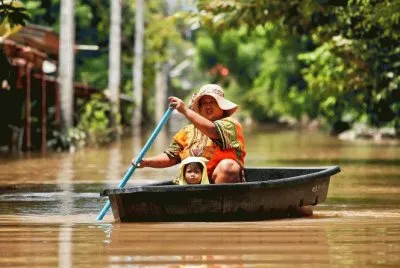 ES UNA CALLE INUNDADA