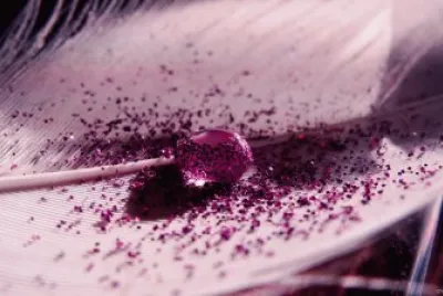 פאזל של Purple Glitter Drop on Feather
