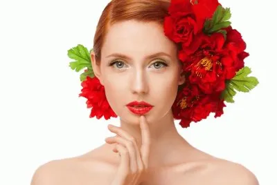 rostro mujer flores rojas