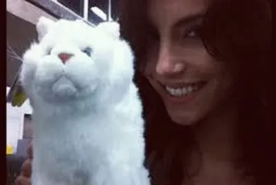 Mel com um cachorrinho de pelucia