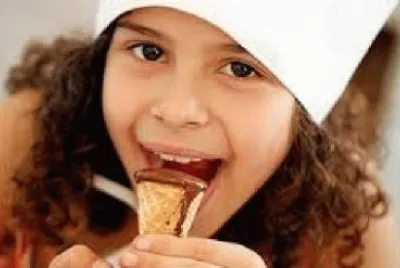 Gabriella saraivah comendo sorvete de  chocolate
