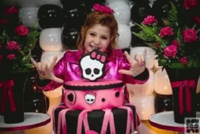 Giulia Garcia na festa dela da Monster High
