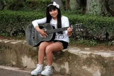 Cinthia Cruz tocando violÃ£o