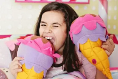 Maisa Silva com sorvete de pelucia