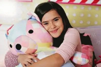 Maisa Silva com um ursinho de pelucia