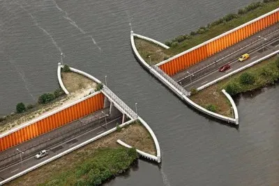 PUENTE ALREVÃ‰S EN HOLANDA