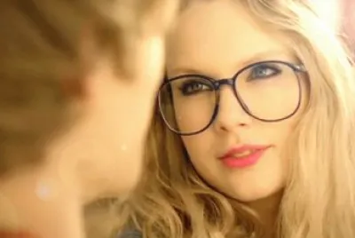 of taylor swift and other people with her