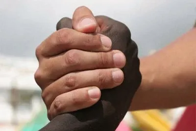 abrazo de manos
