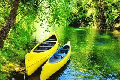 canoas en el rÃ­o