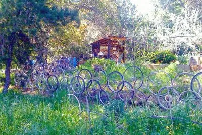 פאזל של Purple Bike Wheels Fence