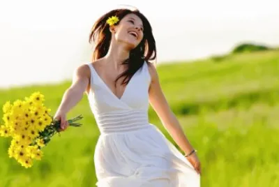 chica y flores amarillas