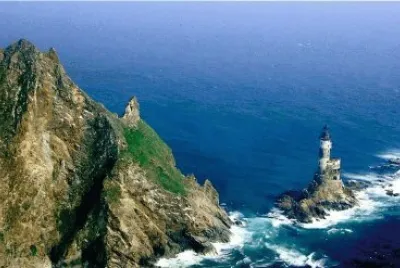 פאזל של Faro en las rocas de Aniva. Sakhalinskaya, Rusia.