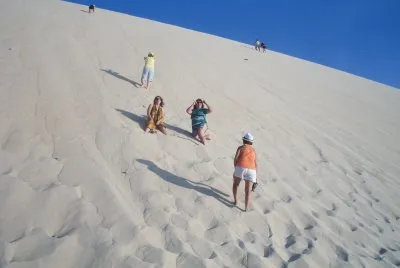 Morettinha subindo dunas Fortaleza