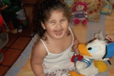 Preciosa y feliz con sus juguetes