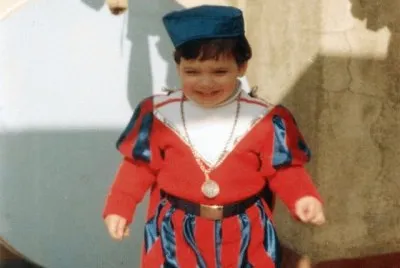 NiÃ±os y adultos con disfraces de Carnaval