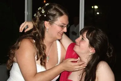 Emocionada al recibir el ramo de novia