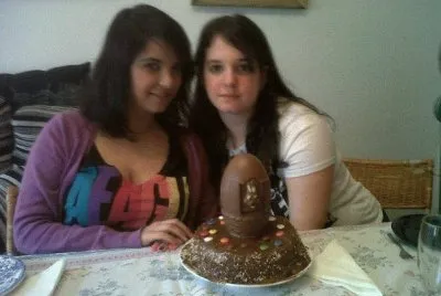 La mona con su prima