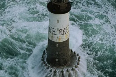 Faro de Ar-Men cerca de la isla de Sein.