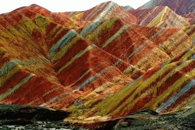 פאזל של roches multicolores de la montagne Zhangye Danxia