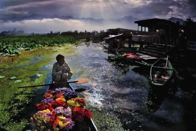 Hombre, canoa, paisaje