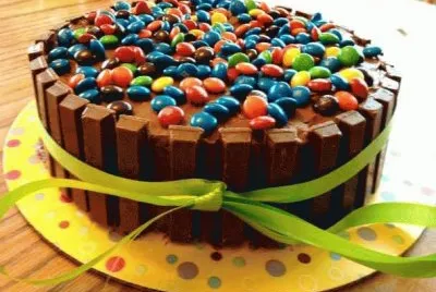 Una tarta con muchas golosinas jigsaw puzzle