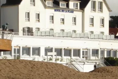 Statue de M. Hulot et l  'HÃ´tel de la Plage (Loire Atlantique)