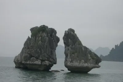  "les 2 coqs " (baie d 'Along-Vietnam)
