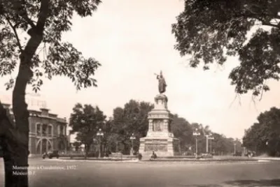 ESTATUA CUAUHTEMOC 1932