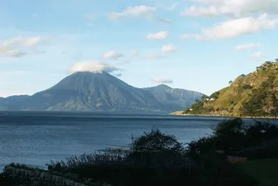 volcans au bord du lac ATITLAN