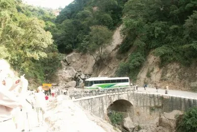passage d 'un pont suite Ã  route effondrÃ©e