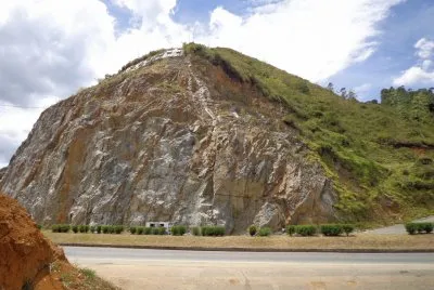 ROCA EN LA VIA