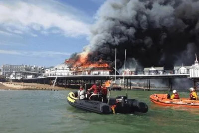 INCENDIO EN LA COSTA SUR DE INGLATERRA.