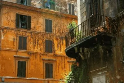 un edificio un poco viejo