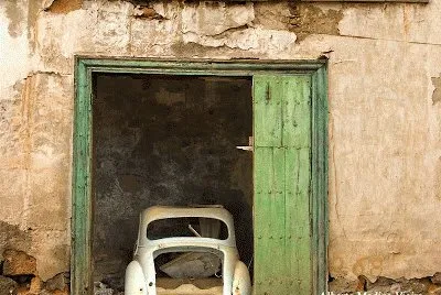 CASA Y COCHE VIEJOS