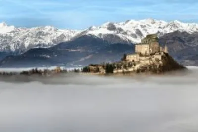 sacra immersa nelle nubi.