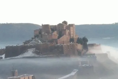 CASTILLO RODEADO POR LA NIEBLA jigsaw puzzle