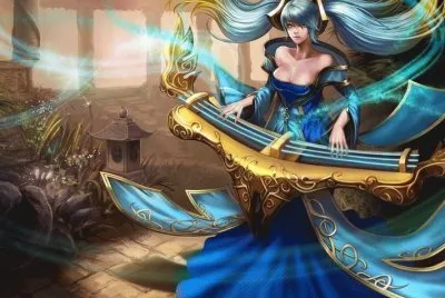 Mujer con vestido azul e instrumento musical