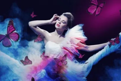 Mujer bailando con mariposas violetas